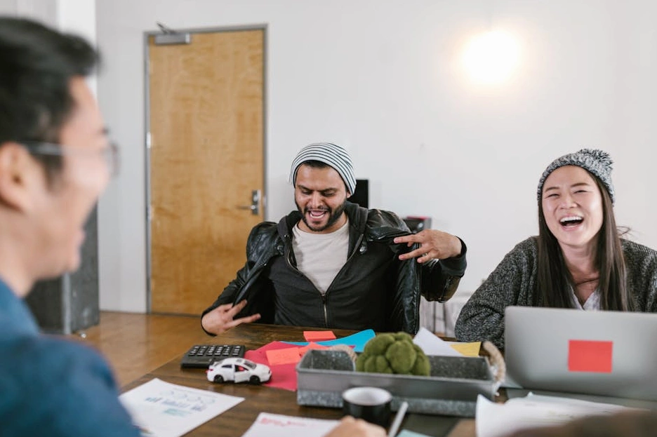 Zespół menedżerów omawiający strategię przy tablicy